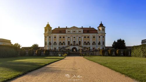 1600420196-zamek-milotice-detail-a-m