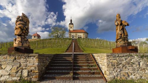 1621542200-kostel-sv-jana-krtitele-bzenec-sochy