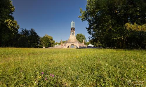 1688378124-mohyla-miru-slavkov-kvetiny