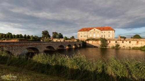 1697182410-zamek-holic-most